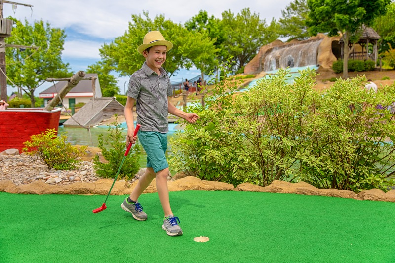 5 Reasons to Hire Mini Golf Course Designers for Your Project