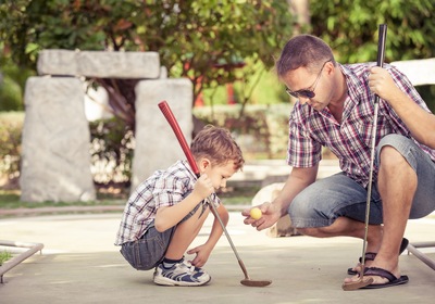 Looking For Some Family Fun? 4 Benefits Of Playing Mini Golf With Your Kids