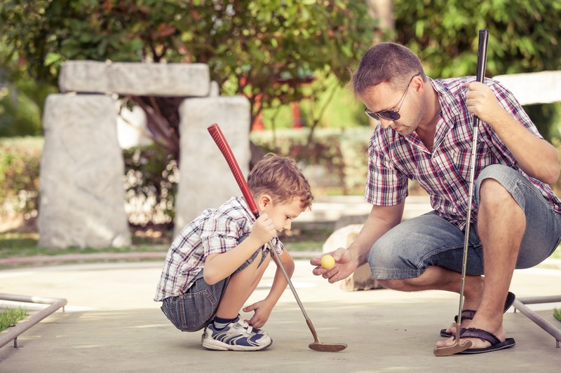 Looking For Some Family Fun? 4 Benefits Of Playing Mini Golf With Your Kids